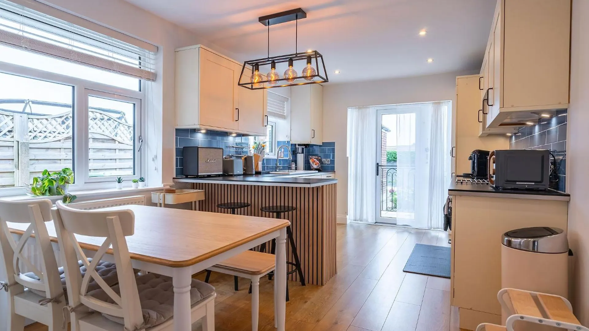 Nature Inspired Bungalow With 3 Rooms - 10 Mins From Manchester Airport Timperley